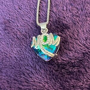 🆕18” silver chain. Green stone. Says MOM I love you. NIB.
